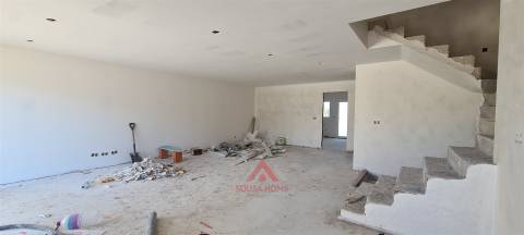 Moradia T4 + Águas Furtadas - Casal de Matos - Leiria