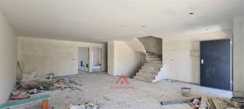 Moradia T4 + Águas Furtadas - Casal de Matos - Leiria