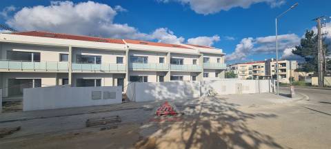 Moradia T4 + Águas Furtadas - Casal de Matos - Leiria