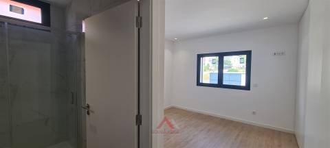 Moradia T3 - Rés-do-chão - Grande Jardim