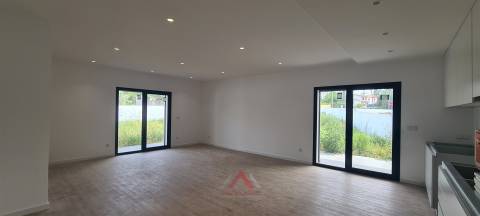 Moradia T3 - Rés-do-chão - Grande Jardim