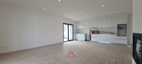 Moradia T3 - Rés-do-chão - Grande Jardim