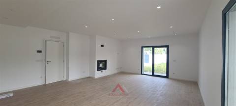 Moradia T3 - Rés-do-chão - Grande Jardim