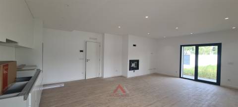 Moradia T3 - Rés-do-chão - Grande Jardim