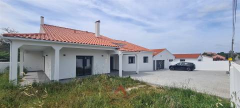 Moradia T3 - Rés-do-chão - Grande Jardim