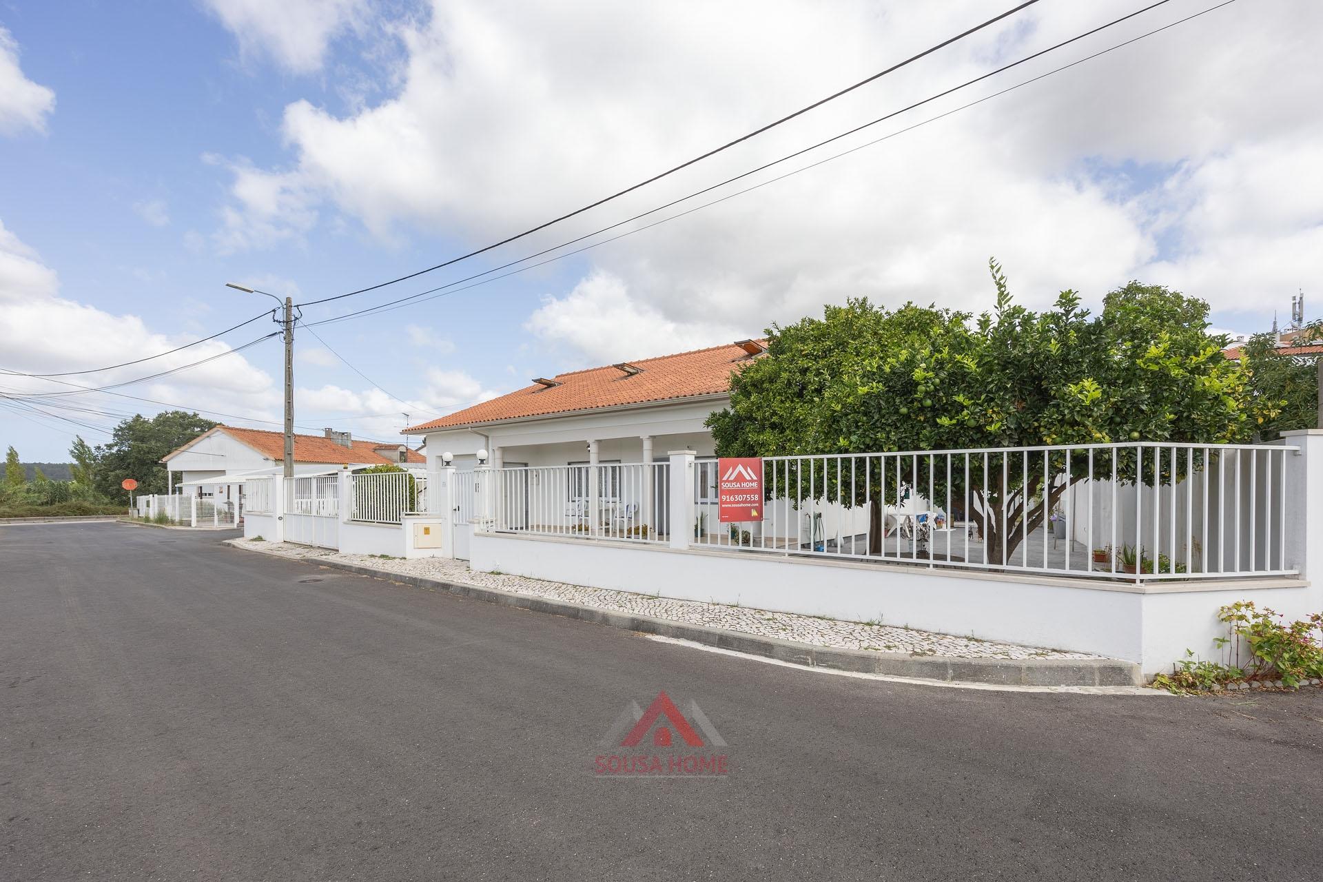 Moradia T3 + Águas Furtadas + Barracão + Terreno 1.370M2