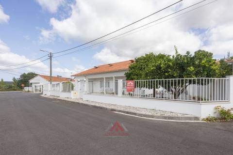 Moradia T3 + Águas Furtadas + Barracão + Terreno 1.370M2