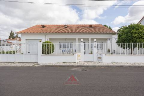 Moradia T3 + Águas Furtadas + Barracão + Terreno 1.370M2