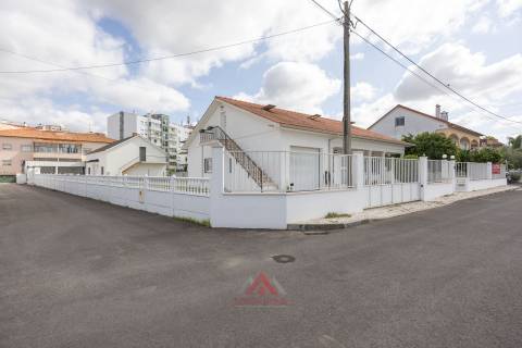 Moradia T3 + Águas Furtadas + Barracão + Terreno 1.370M2