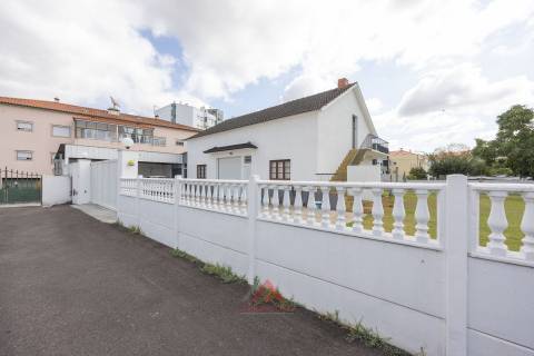 Moradia T3 + Águas Furtadas + Barracão + Terreno 1.370M2