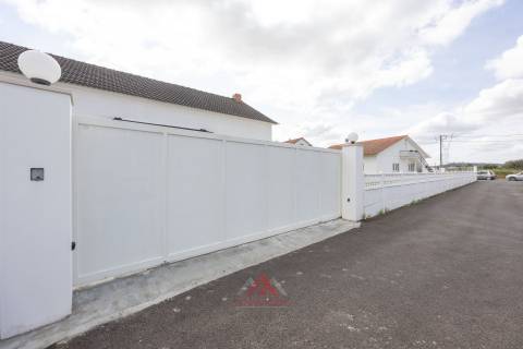 Moradia T3 + Águas Furtadas + Barracão + Terreno 1.370M2