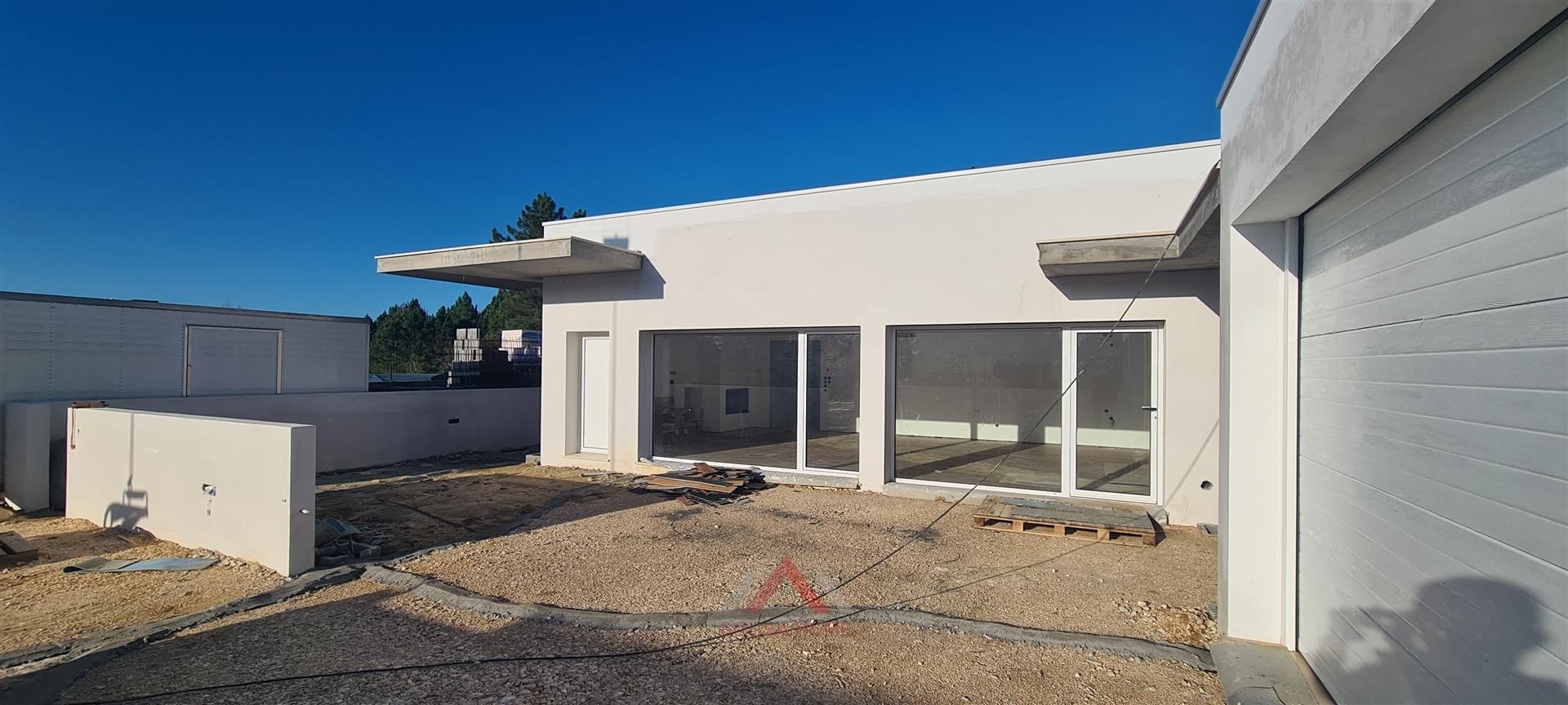 Moradia Rés-do-Chão T4 / Ilha / Jardim