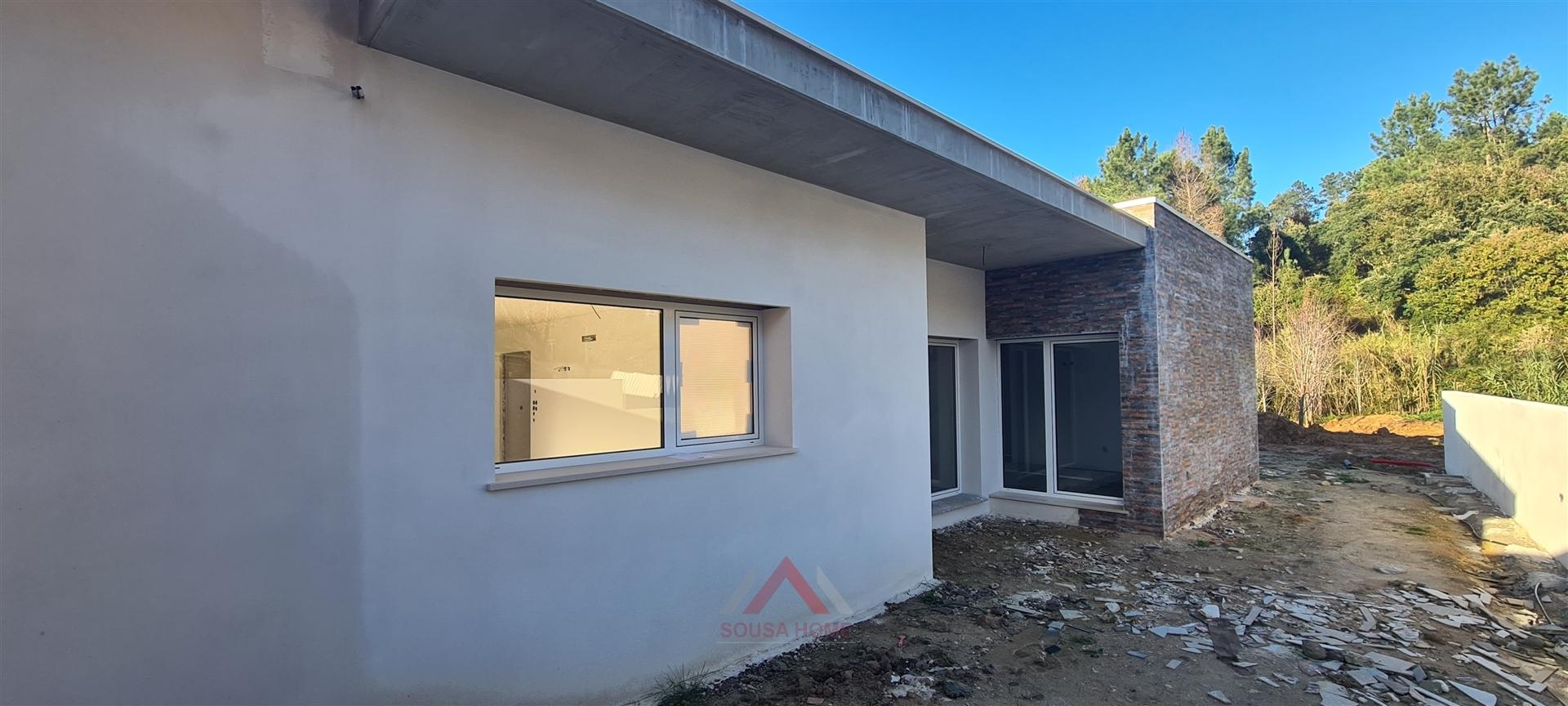 Moradia Rés-do-Chão T4 / Ilha / Jardim