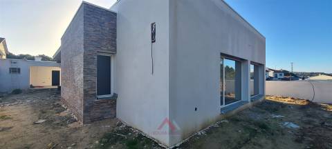 Moradia Rés-do-Chão T4 / Ilha / Jardim