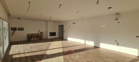 Moradia Rés-do-Chão T4 / Ilha / Jardim