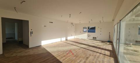 Moradia Rés-do-Chão T4 / Ilha / Jardim