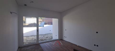 Moradia Rés-do-Chão T4 / Ilha / Jardim