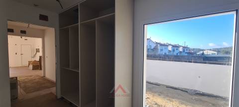 Moradia Rés-do-Chão T4 / Ilha / Jardim