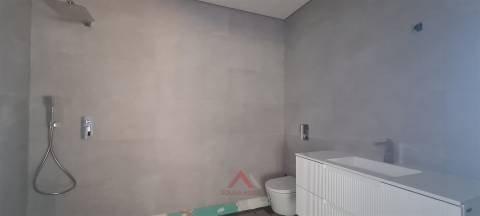 Moradia Rés-do-Chão T4 / Ilha / Jardim