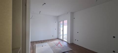 Moradia Rés-do-Chão T4 / Ilha / Jardim