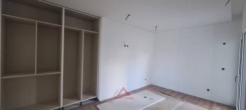 Moradia Rés-do-Chão T4 / Ilha / Jardim