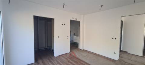 Moradia Rés-do-Chão T4 / Ilha / Jardim