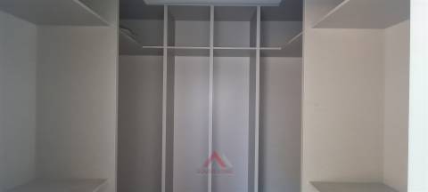 Moradia Rés-do-Chão T4 / Ilha / Jardim