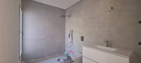 Moradia Rés-do-Chão T4 / Ilha / Jardim