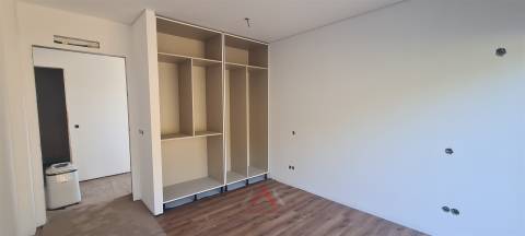 Moradia Rés-do-Chão T4 / Ilha / Jardim