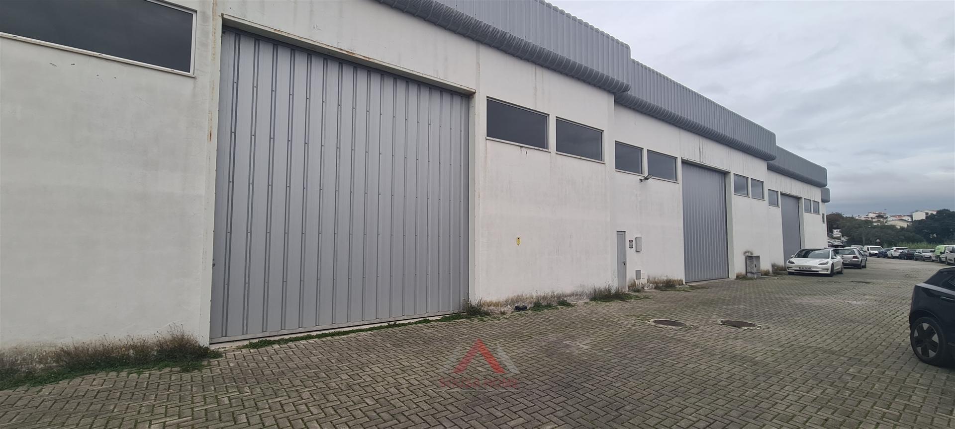 Armazém com licenciamento para comércio e serviços, com bons acessos