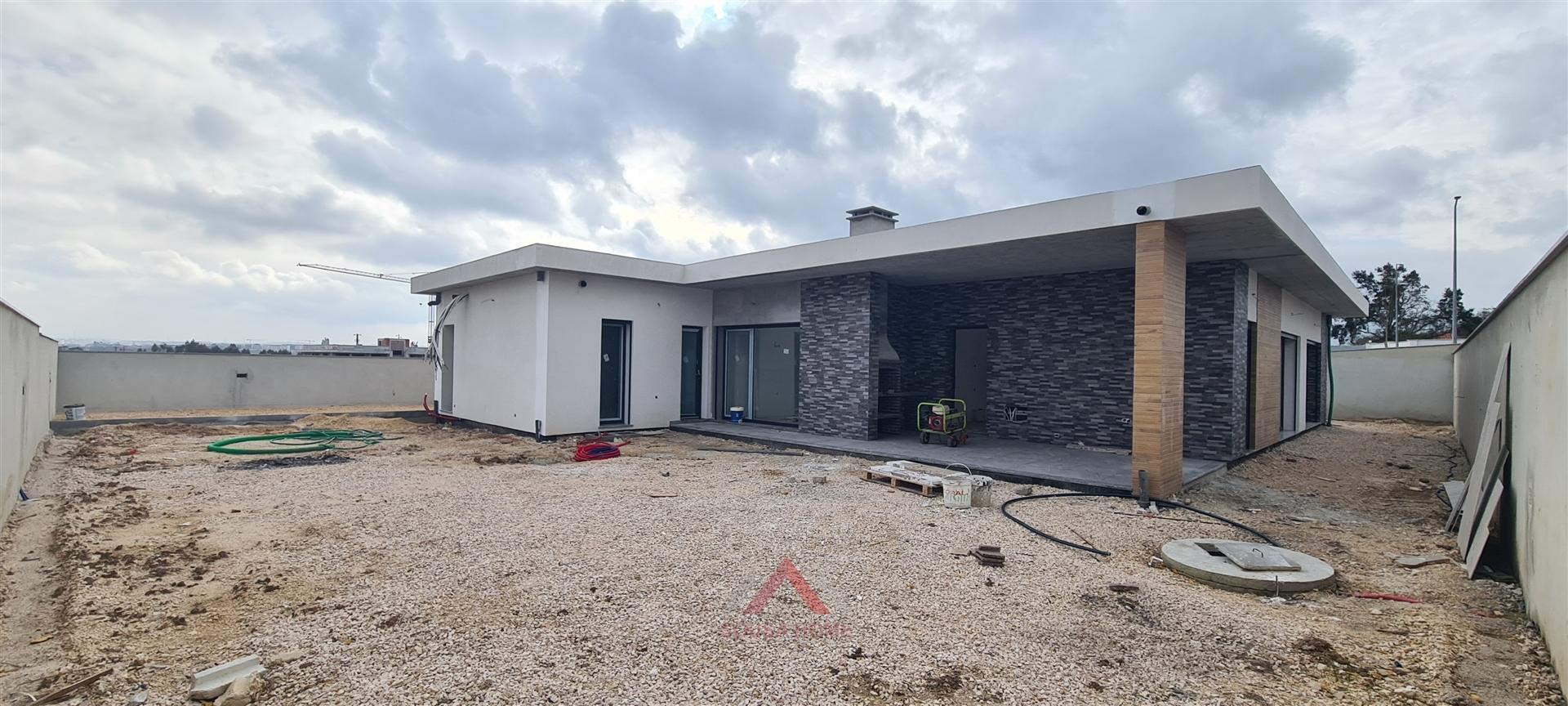 Moradia Rés-do-Chão T4 - Parceiros