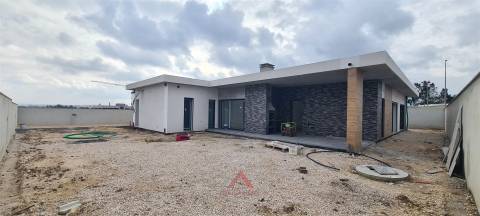 Moradia Rés-do-Chão T4 - Parceiros