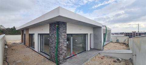 Moradia Rés-do-Chão T4 - Parceiros