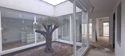 Moradia Rés-do-Chão T4 - Parceiros