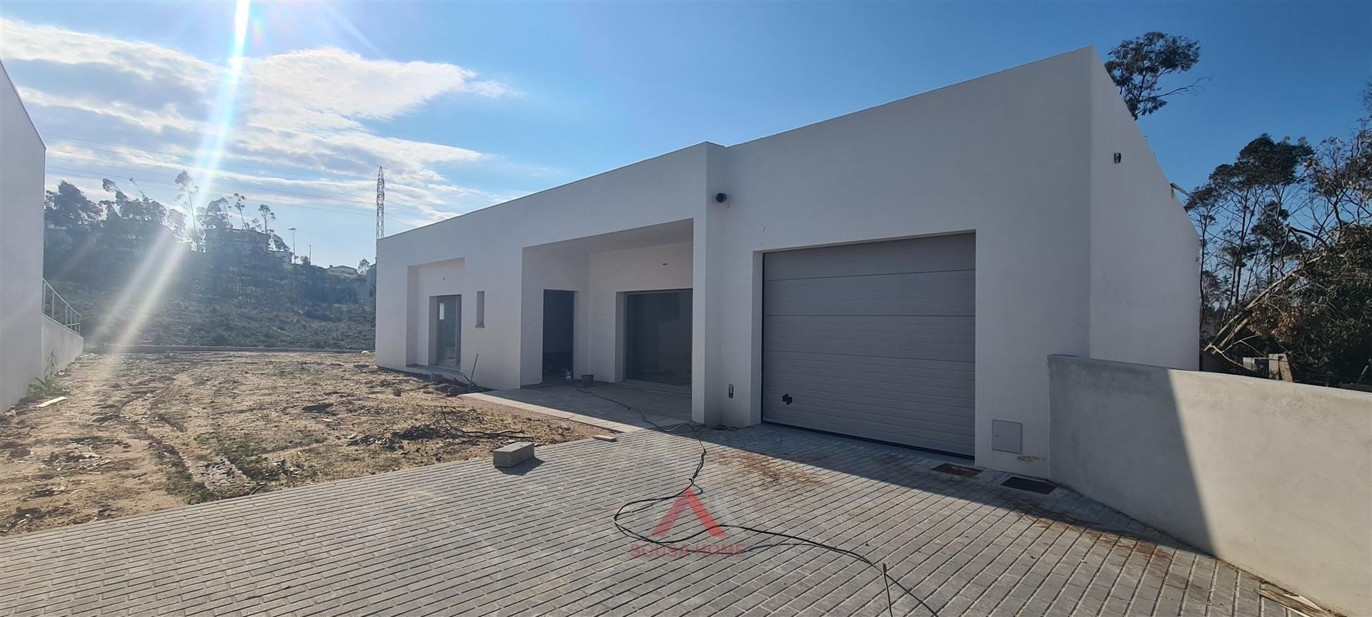 Moradia V4 R/C - 2 Suites - Grande Jardim - Pousos