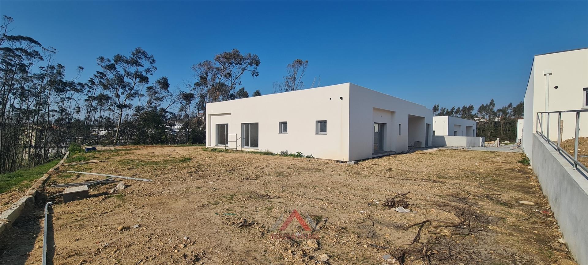 Moradia V4 R/C - 2 Suites - Grande Jardim - Pousos