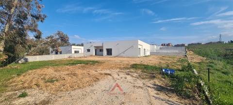 Moradia V4 R/C - 2 Suites - Grande Jardim - Pousos