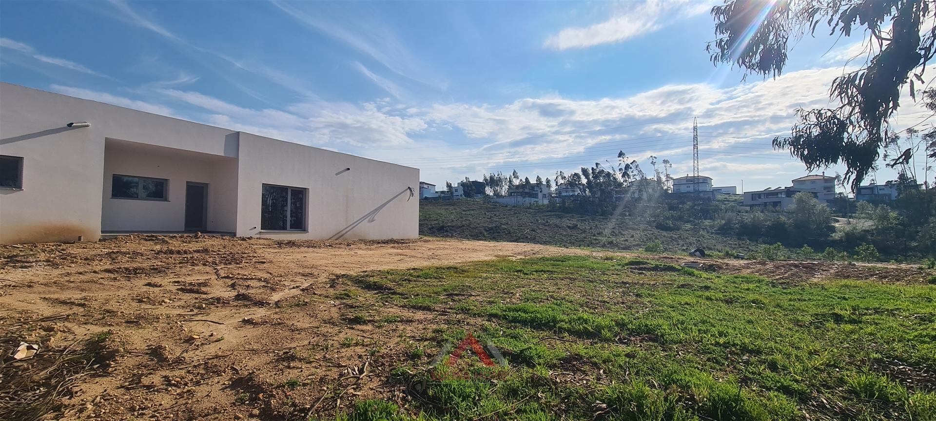 Moradia V4 R/C - 2 Suites - Grande Jardim - Pousos