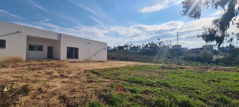 Moradia V4 R/C - 2 Suites - Grande Jardim - Pousos