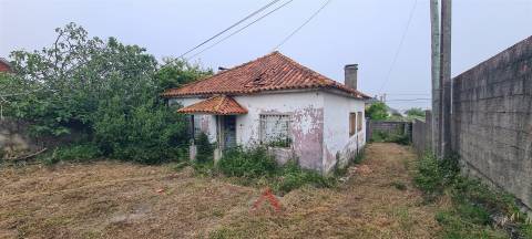 Moradia T3 Rés-do-Chão / Remodelação / Investimento / Vistas Castelo