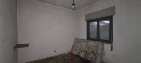Moradia T3 Rés-do-Chão / Remodelação / Investimento / Vistas Castelo
