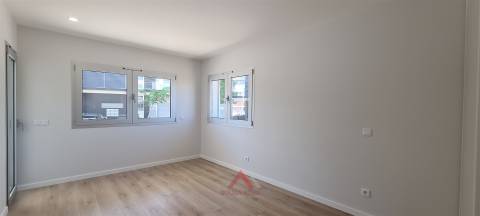 T1 Novo / Totalmente Equipado / Varanda / Garagem