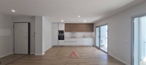T1 Novo / Totalmente Equipado / Varanda / Garagem