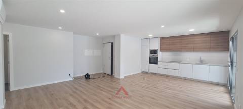 T1 Novo / Totalmente Equipado / Varanda / Garagem