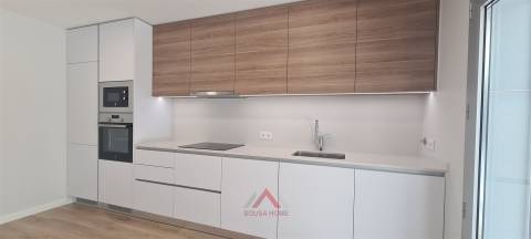 T1 Novo / Totalmente Equipado / Varanda / Garagem