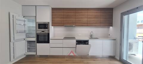 T1 Novo / Totalmente Equipado / Varanda / Garagem