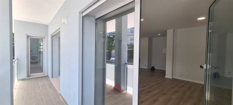 T1 Novo / Totalmente Equipado / Varanda / Garagem