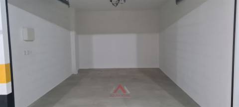 T1 Novo / Totalmente Equipado / Varanda / Garagem