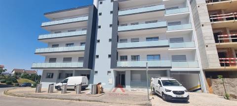 T1 Novo / Totalmente Equipado / Varanda / Garagem