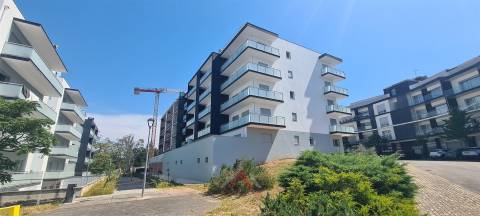 T1 Novo / Totalmente Equipado / Varanda / Garagem